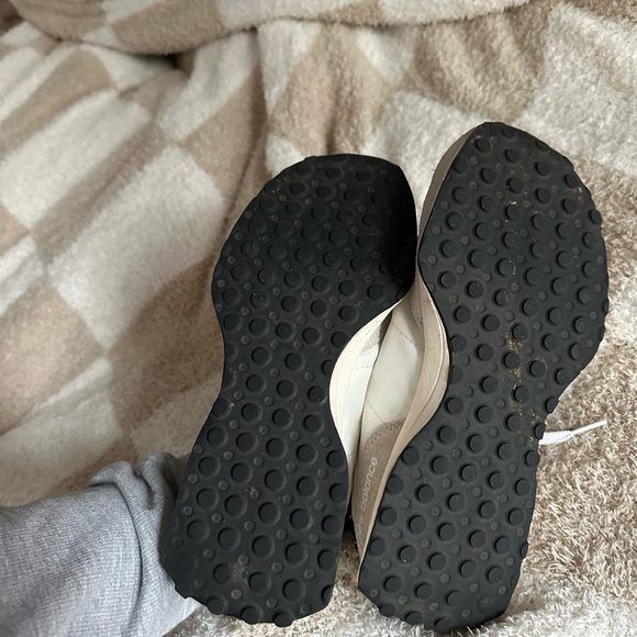 New Balance 327 - Picture 4 of 6